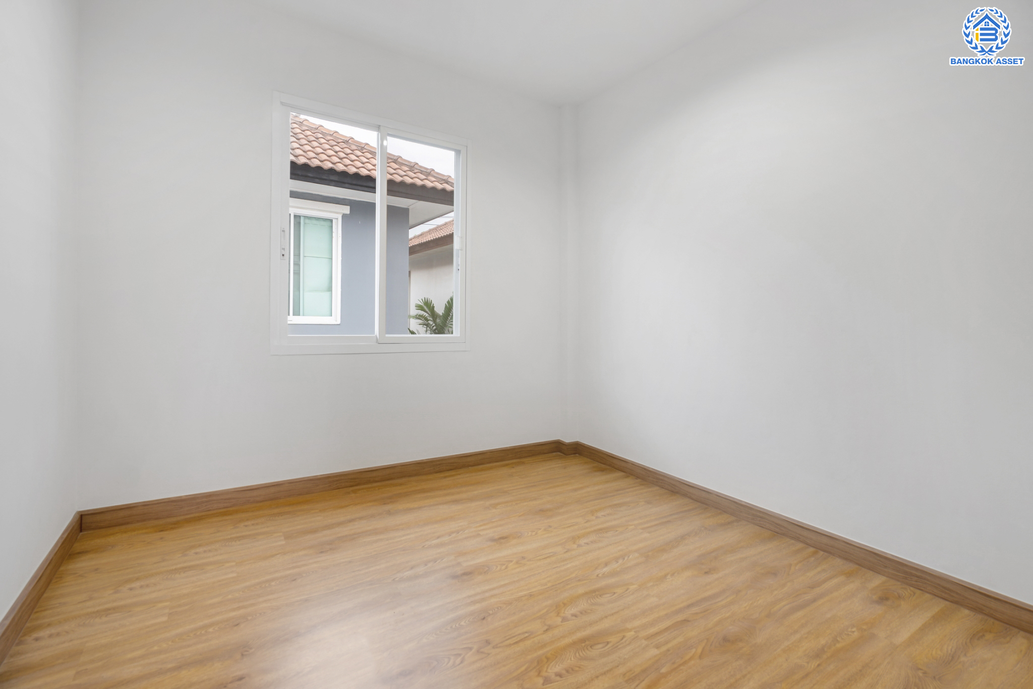 บ้านมือสองตกแต่งใหม่ ม.ปารวีร์ เพชรเกษม63 บ้านแฝดฟังก์ชันระดับบ้านเดี่ยว เนื้อที่ 40 ตร.ว. ฟังก์ชัน 3 ห้องนอน 2 ห้องน้ำ 1 ที่จอดรถ บนพื้นที่ใช้สอย 133 ตร.ม. ทำเลศักยภาพ เชื่อมต่อหลายเส้นทาง ใกล้เดอะมอลล์บางแค จุดขึ้นทางด่วน "เพชรเกษม" และรถไฟฟ้าสายสีน้ำเงิน "สถานีหลักสอง"